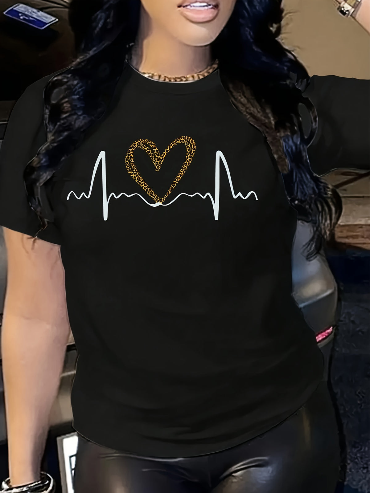 Women'S Casual Heartbeat Graphic Tee - Black Short Sleeve Crew Neck T-Shirt with Leopard Print Heart Design