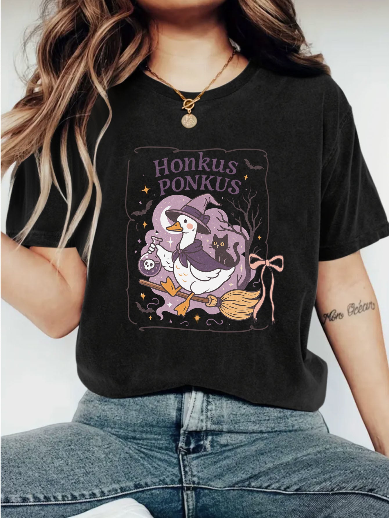 Women's Witch Duck Broom Graphic T-Shirt, Cute Halloween Short Sleeve Tee, Spooky Fall Cartoon Duck Printed Top