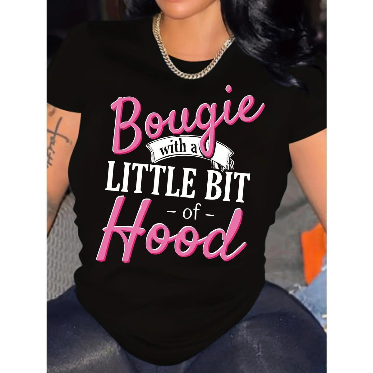 Bougie Hood Quote Tee - Women‘s Funny Street Style Shirt - Trendy Slogan Top - Casual Gift