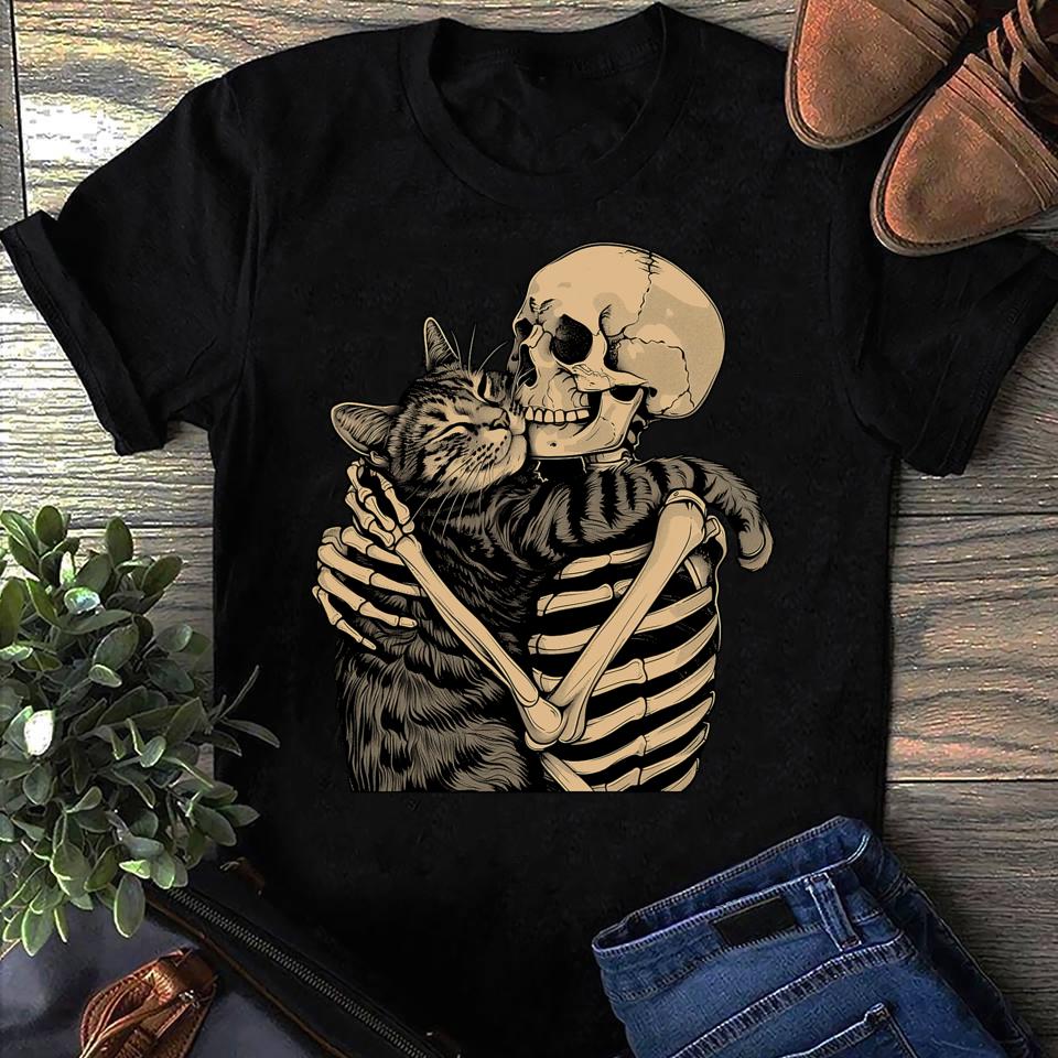 Skeleton Hugging Cat T-Shirt, Funny Halloween Cat Lover Tee, Vintage Black Casual Crew Neck Top, Spooky Cute Graphic Shirt for Men Women
